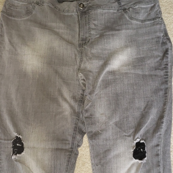 Gray distressed at the knee strait leg denim jeans - Picture 4 of 5